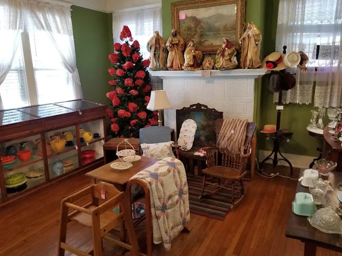 Magnolia House Antiques photo 3